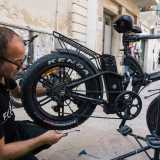 ...Ho iniziato a studiare, cercando anche di comprendere come si stava evolvendo il settore, non fermandomi neanche quando hanno cominciato a portarmi qui queste nuove e-bike. Ebbene, ora posso definirmi un esperto di bici �tecnologiche��